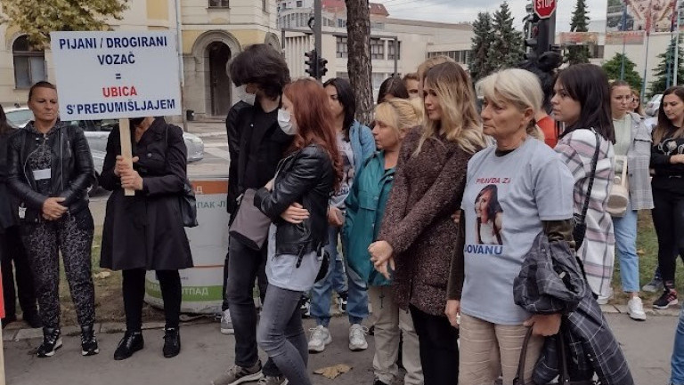 Protest ispred zgrade suda u Nišu: Porodica i prijatelji traže "pravdu za Jovanu"