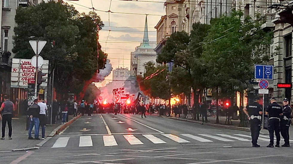 Završen protest antivaksera u Beogradu: Desničari palili baklje i zastave Parade ponosa