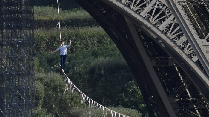 Francuski akrobata na konopcu je prešao kroz centar Pariza na visini od 70 metara