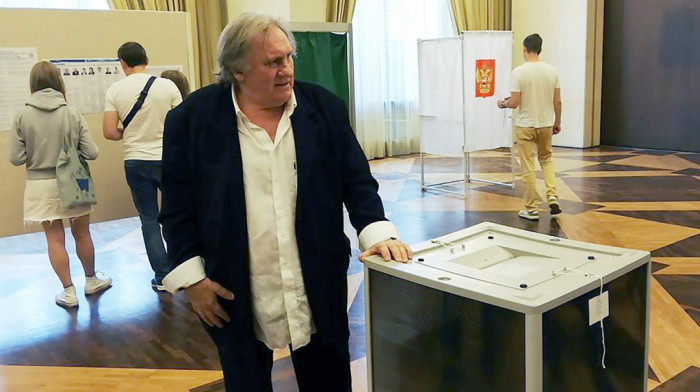 Depardije u ambasadi u Parizu glasao na ruskim parlamentarnim izborima: "To je moja dužnost"