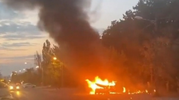 Incident u Vojvode Stepe: Automobil izgoreo nasred kolovoza, vatrogasci lokalizovali stihiju