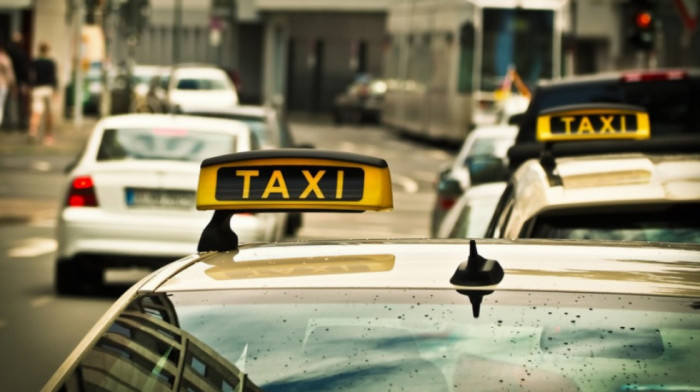 Nenajavljena kontrola taksista kod aerodroma: Četiri prijave i dva oduzeta vozila