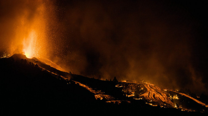 FOTO Proradio vulkan na španskom ostrvu La Palma - reke lave teku niz padinu