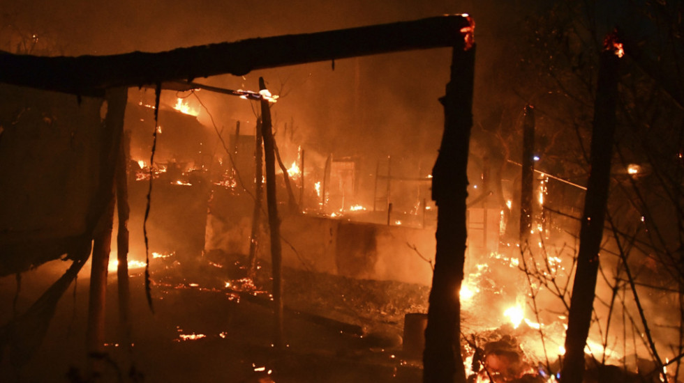 Požar u kampu na Samosu, migranti evakuisani