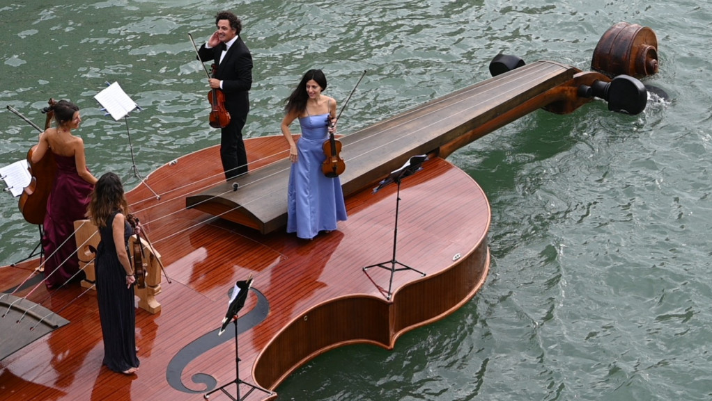 VIDEO Venecijom zaplovila džinovska violina sa gudačkim kvartetom