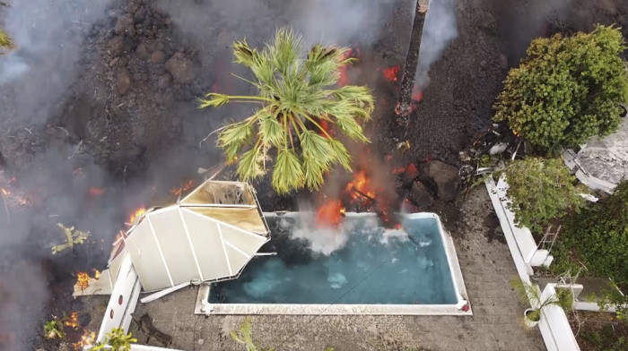 Erupcija vulkana na Kanarskim ostrvima, lava prekrila šume i bazen na otvorenom