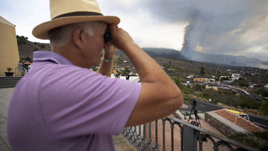 Turistički biser nestaje u vatri i pepelu: Španski vulkan La Palma ne prestaje da izbacuje lavu