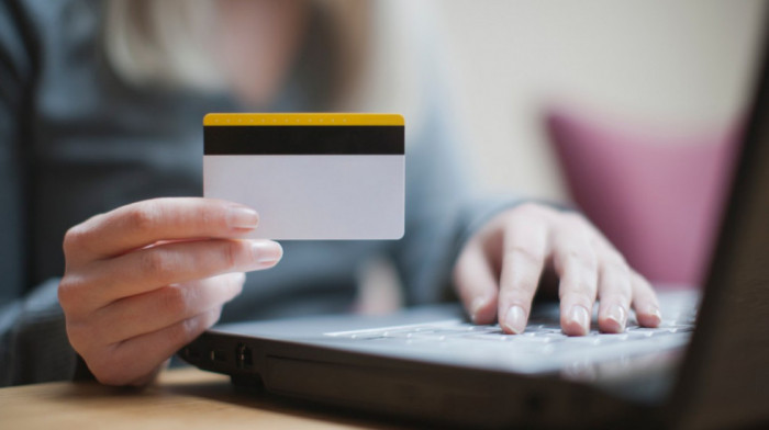 RATEL upozorio na prevare u e-kupovini: Traže podatke sa bankovne kartice i podižu sav iznos
