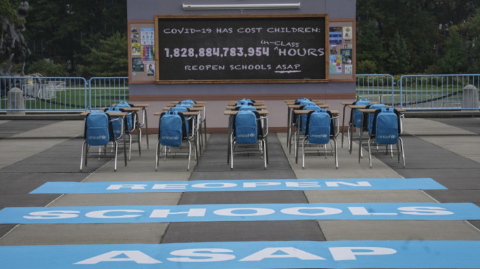 Brojač Unicefa ispred zgrade UN u Njujorku: Izgubljeno 1,8 biliona školskih časova
