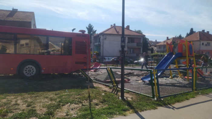 Vozač autobusa koji je uleteo u park u Zemunu brani se sa slobode, povređena devojčica puštena na kućno lečenje