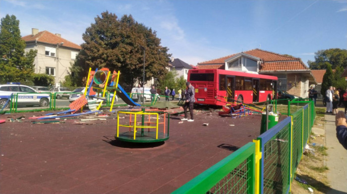 Autobus na liniji 45 uleteo na dečje igralište: Prve fotografije sa lica mesta