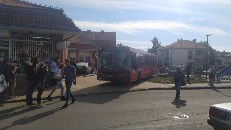 Novi snimak nesreće u Zemunu: Autobus u punoj brzini uleće na igralište, pešak u poslednjem času izbegao smrt