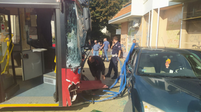 Očevici nesreće u Zemunu: "Bilo je strašno, autobus je uleteo u krivinu nenormalnom brzinom"