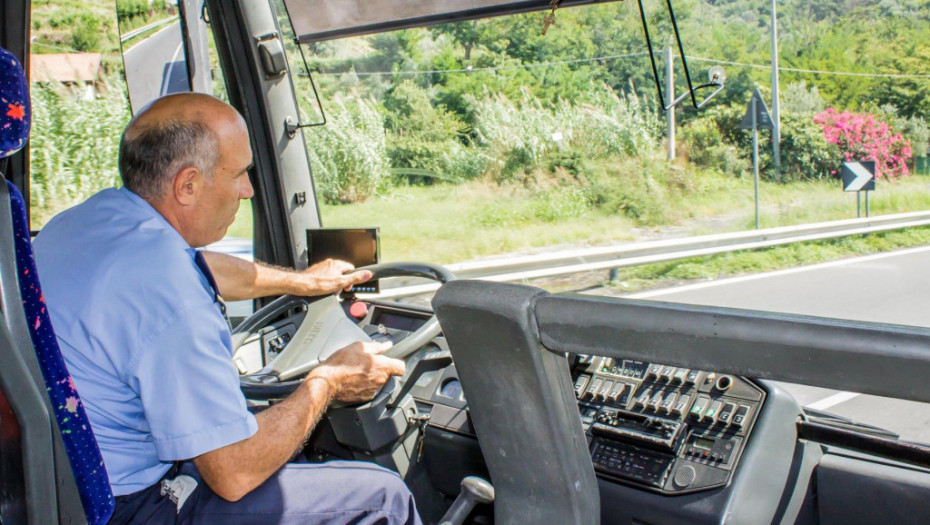 Za volanom autobusa i penzioneri: Po zakonu ne postoji starosna granica za šofere, pa mogu da voze i u osmoj deceniji