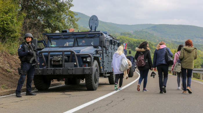 Mirno na Jarinju i Brnjaku - od sutra normalizacija saobraćaja, nalepnice spremne