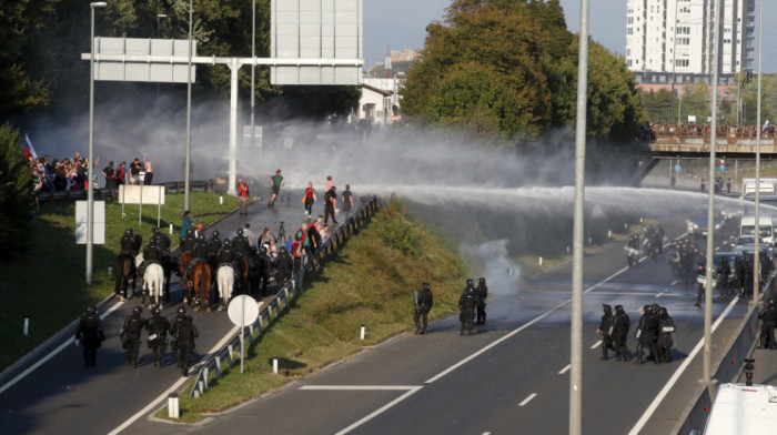 Neredi u Ljubljani: Policija upotrebila suzavac i vodene topove da bi razbila demonstracije protiv epidemioloških mera