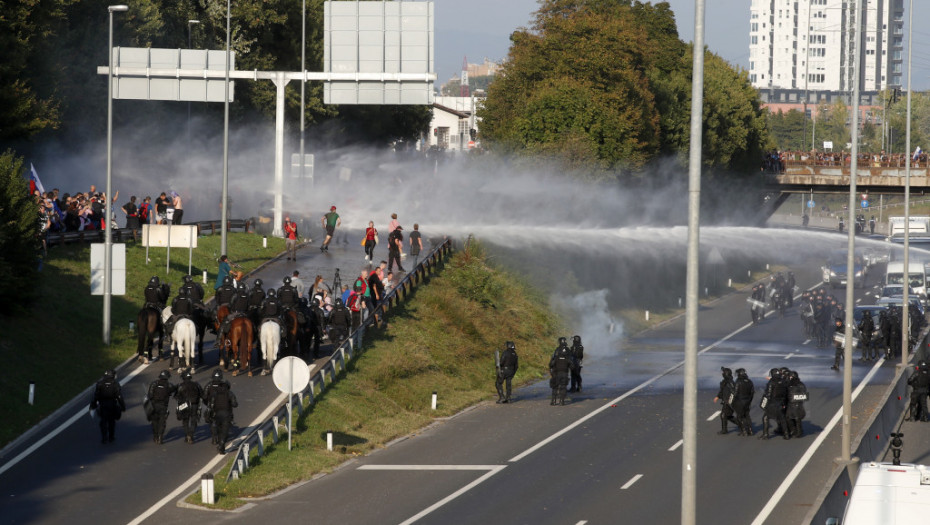 Neredi u Ljubljani: Policija upotrebila suzavac i vodene topove da bi razbila demonstracije protiv epidemioloških mera