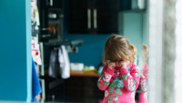 Četvorogodišnja devojčica tri dana brinula o mlađim sestrama, za preminulog oca mislile da spava