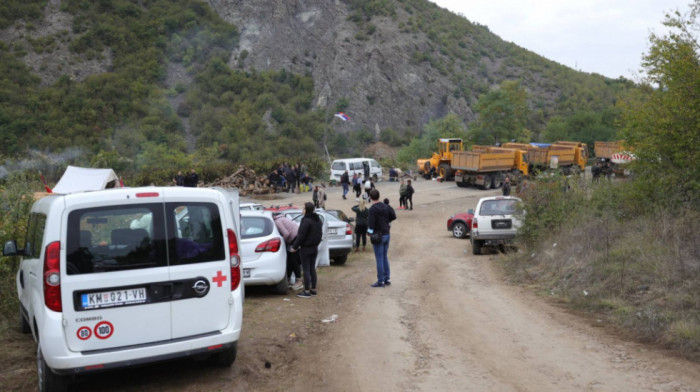 U čekanju na povlačenje ROSU, Srbi već 12 dana na barikadama na Jarinju i Brnjaku