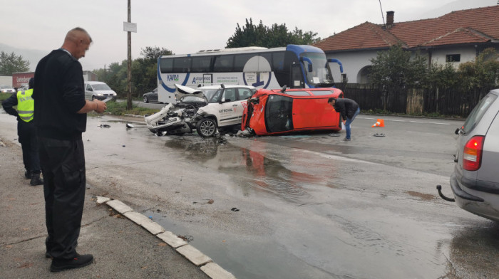 Teška saobraćajna nesreća u Sevojnu: Jedan auto prepolovljen, drugi završio prevrnut