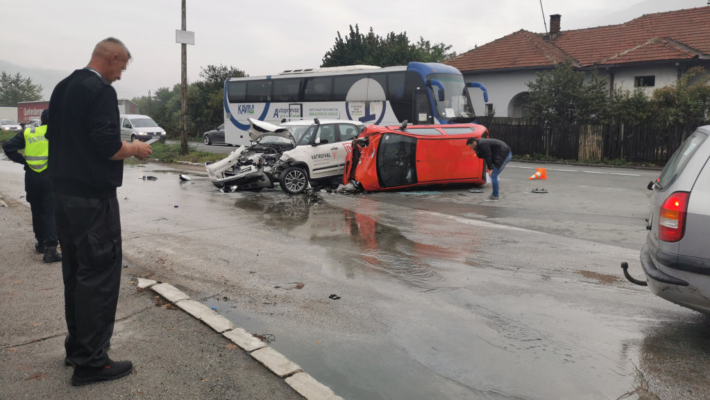 Teška saobraćajna nesreća u Sevojnu: Jedan auto prepolovljen, drugi završio prevrnut