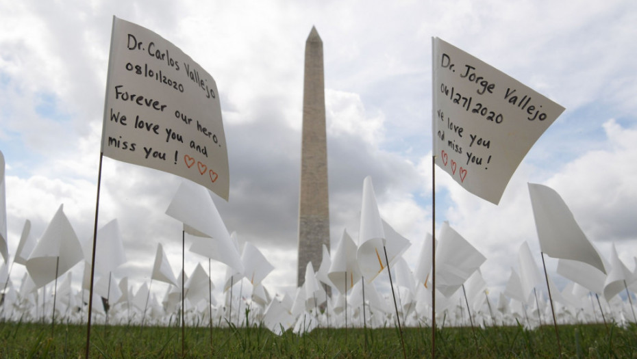 Vašington dobio memorijal za 660 hiljada žrtava kovida: Bele zastavice za oproštaj od voljenih