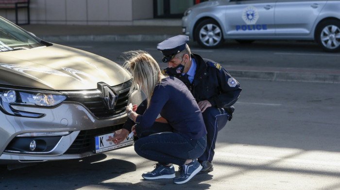 Kosovska policija od danas kažnjava vozače bez nalepnice preko srpskih tablica