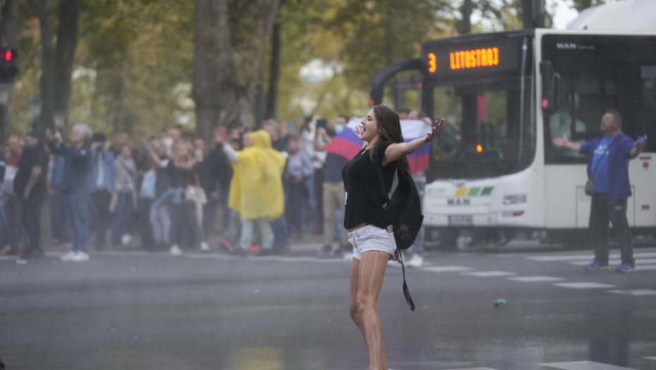 Demonstracije uoči samita lidera EU : Policija upotrebila suzavac i vodene topove, helikopter nadletao centar Ljubljane