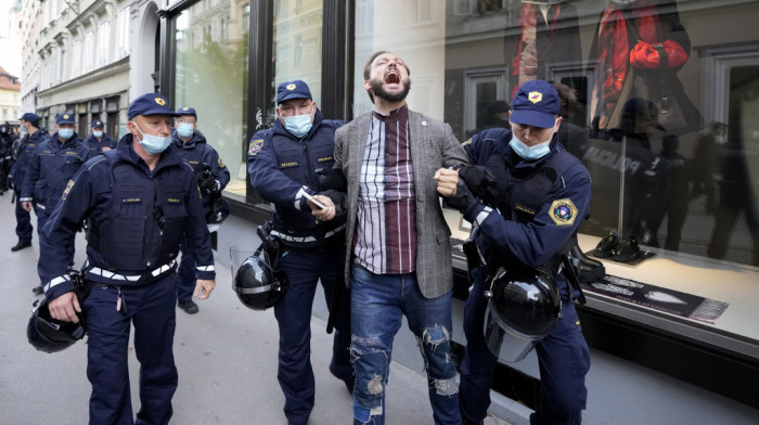 Protest u Sloveniji protiv korona mera, privedena 22 učesnika i povređeno šest policajaca