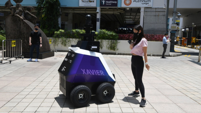 Singapur testira patrolne robote koji nadziru ponašanje stanovnika