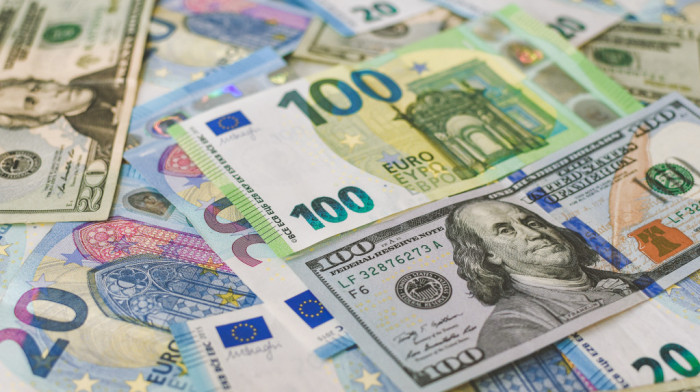 Evro i funta umereno ojačali, dolar oslabio