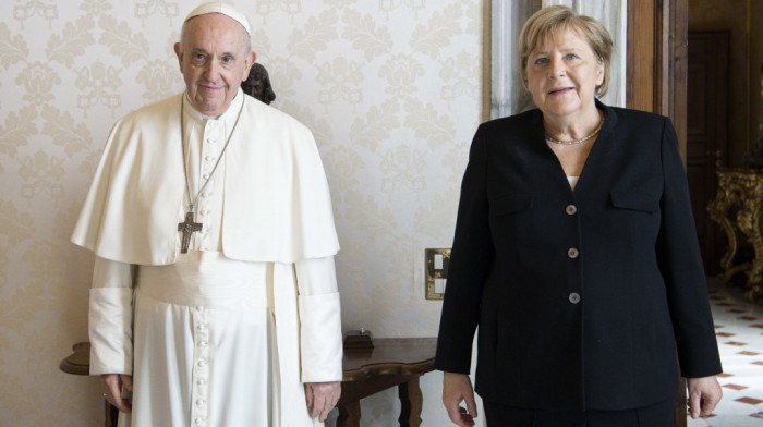 Angela Merkel u oproštajnoj poseti kod pape Franje: Privatni razgovor i razmena poklona