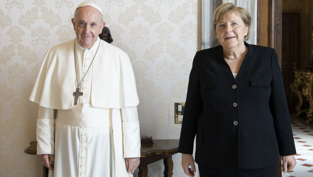 Angela Merkel u oproštajnoj poseti kod pape Franje: Privatni razgovor i razmena poklona