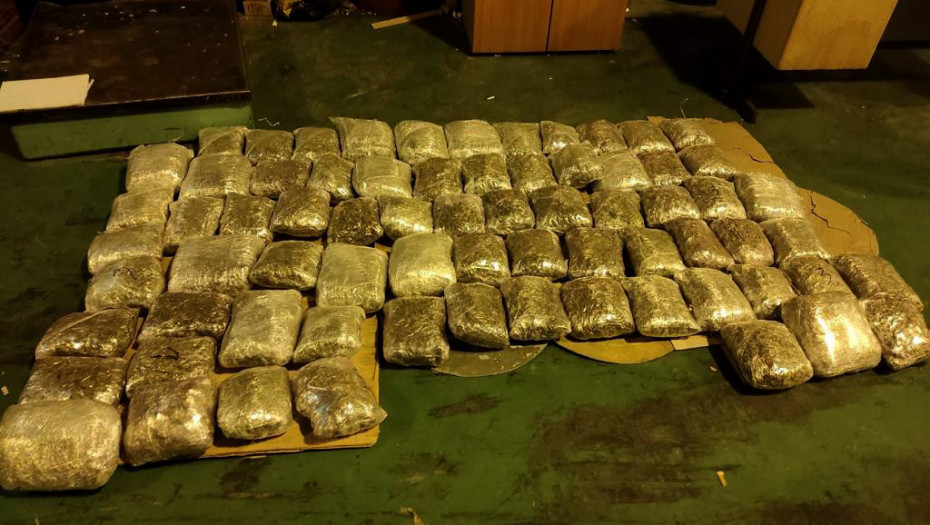 Carinici na prelazu Gradina zaplenili 53 kilograma marihuane
