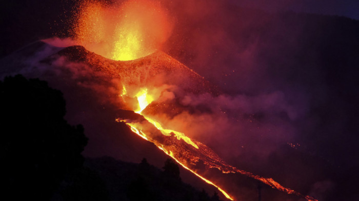 Reke lave zahvatile zgrade u blizini vulkana La Palma