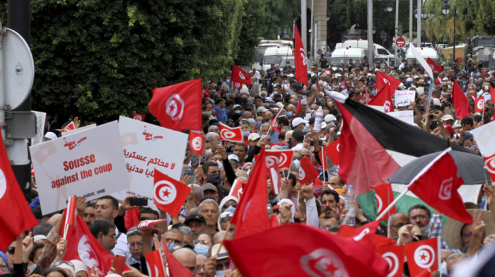 Tunis pred političkom krizom: Hiljade građana na protestu protiv predsednika Sajeda