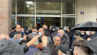 Gurkanje ispred Skupštine grada: Deo opozicije pokušao da uđe na sednicu o šinskim sistemima