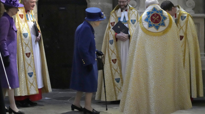 Kraljica Elizabeta prvi put viđena sa štapom za hodanje