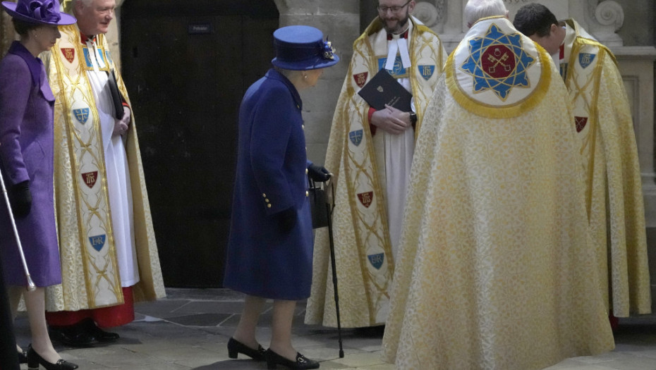 Kraljica Elizabeta prvi put viđena sa štapom za hodanje