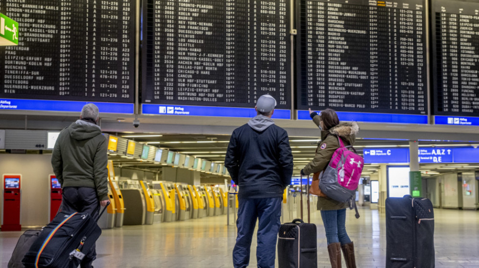 Putnici iz BiH izbačeni iz aviona u Frankfurtu - njihov dvogodišnji sin nije hteo da nosi masku