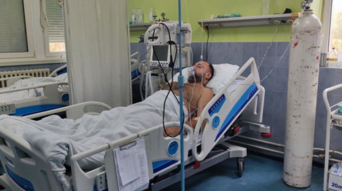 Srbin koji je teško ranjen u Kosovskoj Mitrovici prebačen na lečenje u Beograd