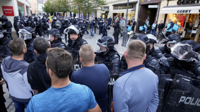 Ponovo protesti zbog kovid mera u Sloveniji, policija upotrebila suzavac i vodeni top