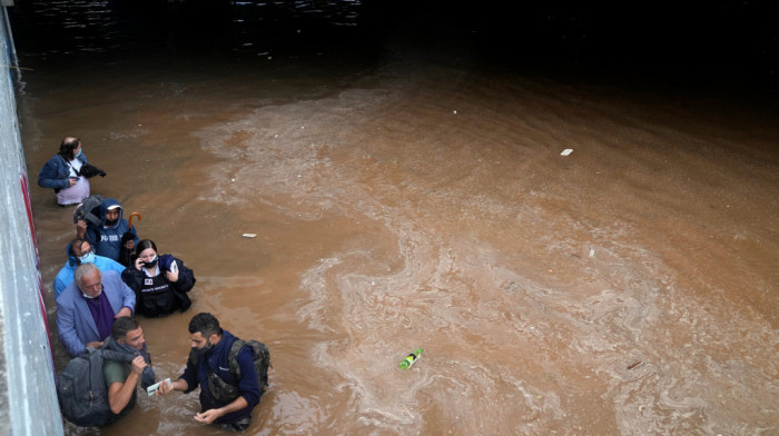 Poplave u Atini i Solunu zbog obilnih padavina, đaci napustili učionicu praveći most od školskih klupa