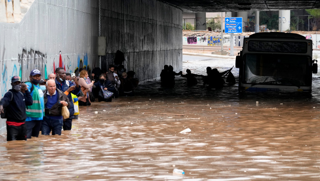 U velikom nevremenu koje je pogodilo Grčku proteklih dana palo više od - 75 miliona tona vode