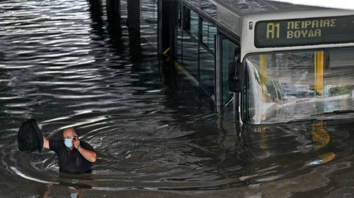 Obilne padavine poplavile Grčku: Na snazi crveni meteo alarm dok Balos nastavlja da hara