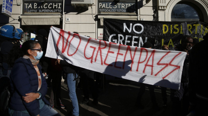 Širom Italije protesti zbog uvođenja obavezne kovid propusnice za sve zaposlene