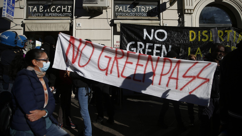 Širom Italije protesti zbog uvođenja obavezne kovid propusnice za sve zaposlene