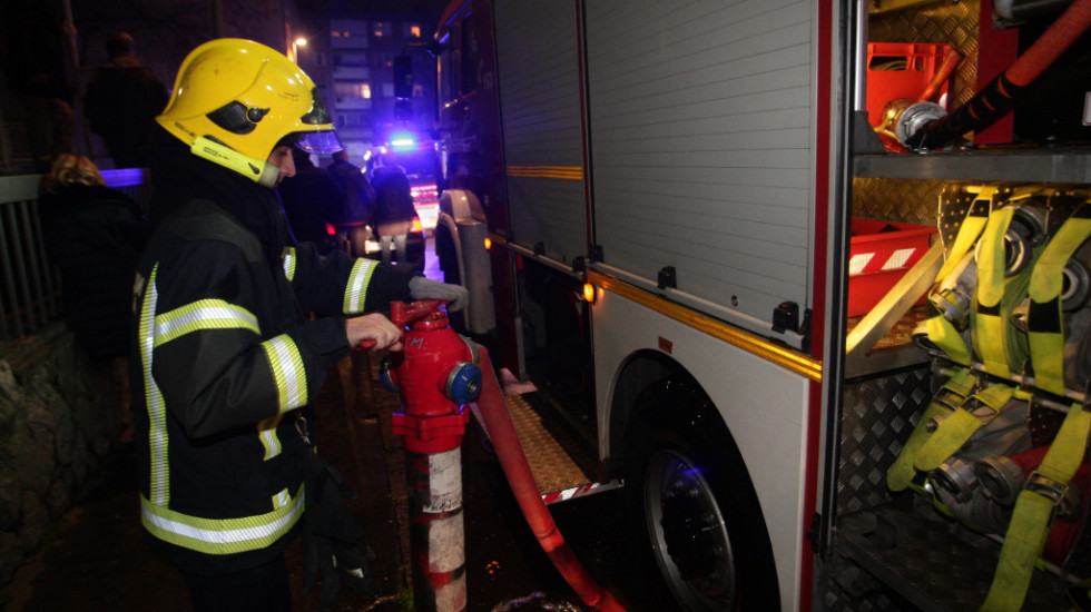 Požar u Zemunu: Šest osoba prevezeno na VMA zbog gušenja dimom