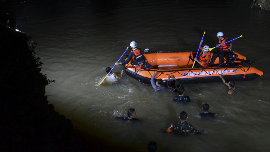 Indonezija: 11 učenika se utopilo u reci na školskom izletu