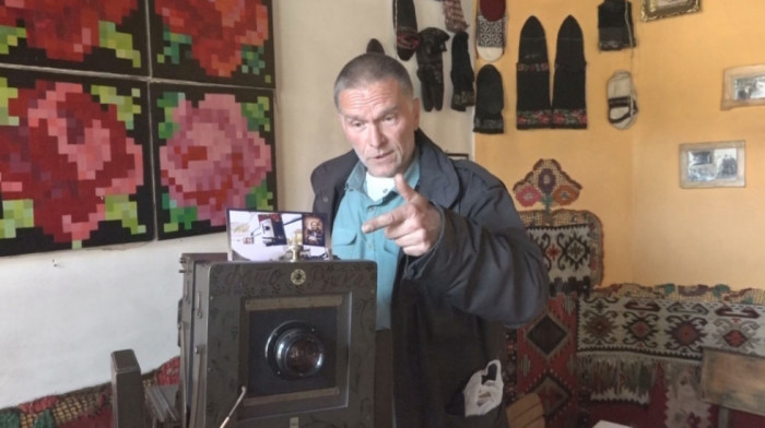 Čudo tehnike: Stogodišnji fotoaparat i dalje radi bez greške, a čuva se u jednoj kafani u Dragačevu